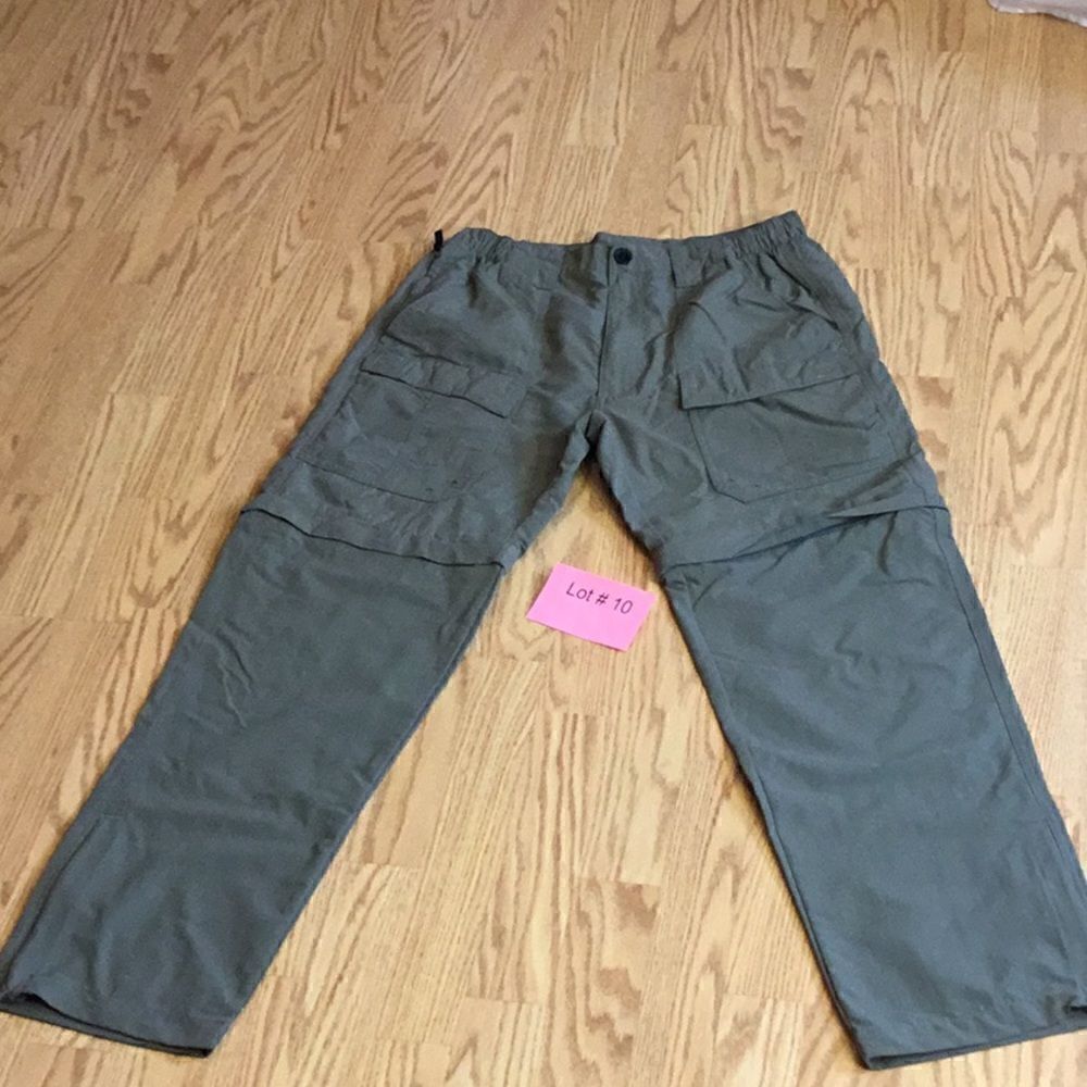 NWOT cargo pants with zip off pant leg for shorts in green size medium